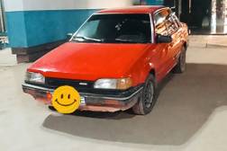 Mazda 323: 1988 г., 1.3 л, Механика, Бензин, Седан