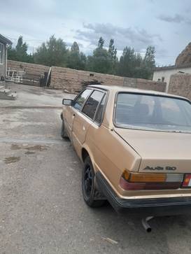 Audi 80: 1982 г., 1.8 л, Механика, Бензин, Седан